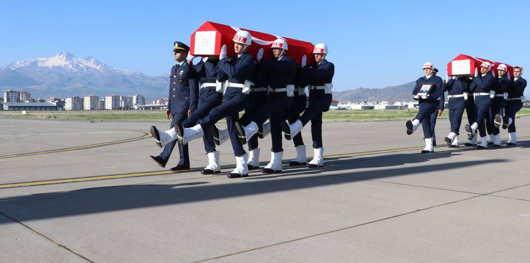 Uçak kazasında şehit olan 2 albay için komutanlıkta tören - Resim: 33